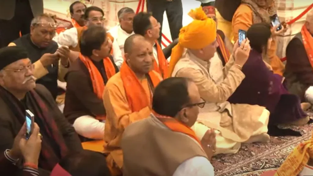 सीएम योगी आदित्यनाथ ने कैबिनेट के मंत्री और विधायकों के साथ किये अयोध्या में श्रीराम के दर्शन