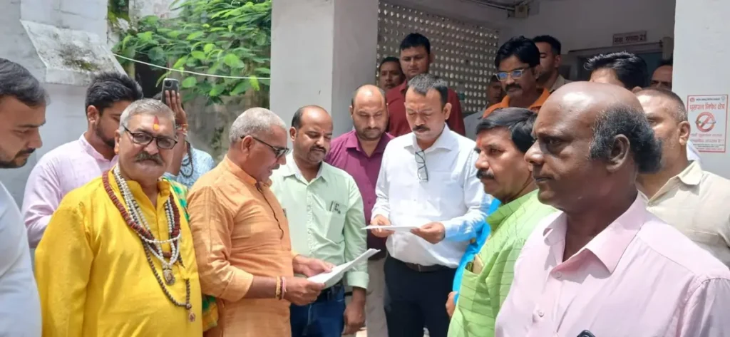 ज्ञापन देते ब्राहमण सभा के पदाधिकारी