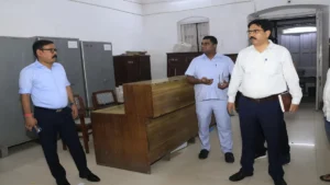 जिलाधिकारी अविनाश सिंह कर्मचारियों को निर्देश देते हुए