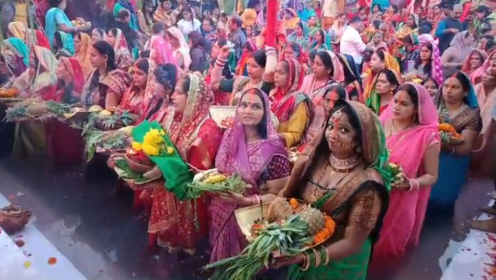 उगते सूर्य को अर्घ्य देकर छठ महापर्व का समापन