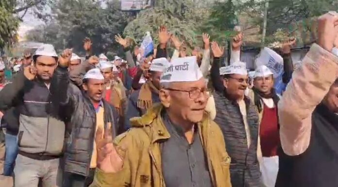 बरेली में आवारा पशुओं के आतंक से किसान परेशान, सौंपा ज्ञापन