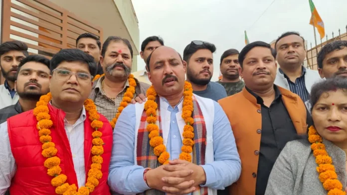तीन राज्यों में भाजपा की जीत पर कार्यकर्ताओं ने मनाया जश्न, बांटी गई मिठाई