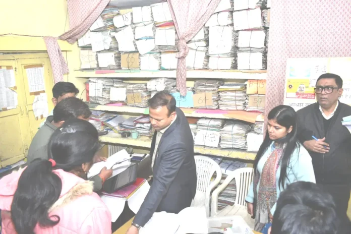डूडा कार्यालय पर डीएम ने मारा छापा, तीन गिरफ्तार