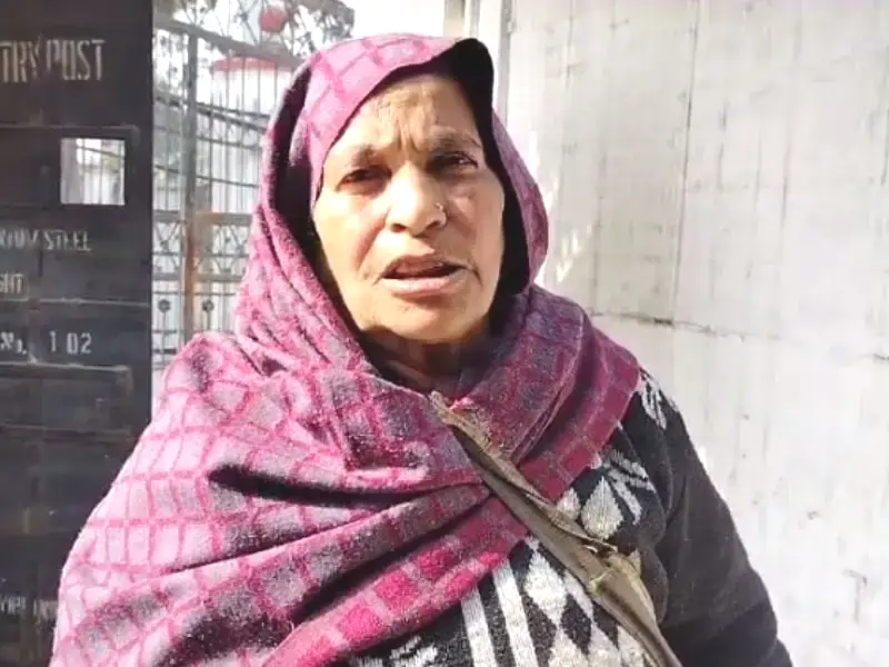 बुजुर्ग महिला का दर्द, बेटा गया जेल, बहू कच्ची शराब का कर रही कारोबार