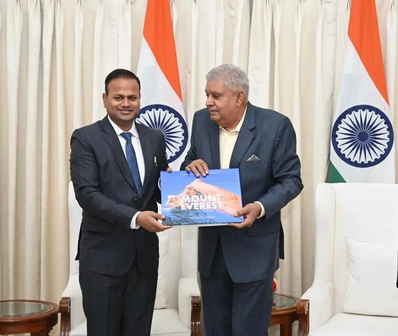 उपराष्ट्रपति से मिले डीएम रविंद्र कुमार, एक्सपीरियंस द जर्नी पुस्तक भेंट की