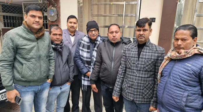 शिक्षामित्रों ने स्नातक एमएलसी 'व्यस्त' को बताई पीड़ा, मिला आश्वासन