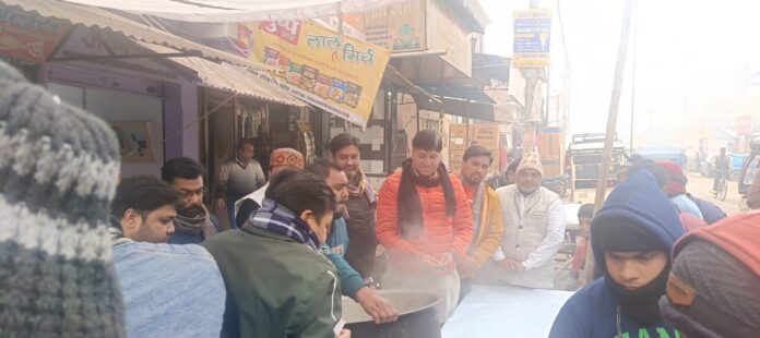 मकर संक्रांति पर फतेहगंज पश्चिमी के मंदिरों और बाजार में हुए खिचड़ी भोज