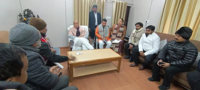 सफाई व्यवस्था के निजीकरण का रक्षा मंत्री से किया विरोध