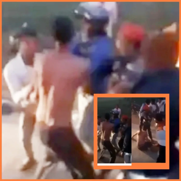 कार सवारों ने ट्रक ड्राइवर को बीच सड़क पर नंगा कर पीटा, वीडियो वायरल