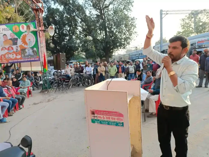 यांत्रिक कारखाना इज्जतनगर में गेट मीटिंग और विरोध प्रदर्शन
