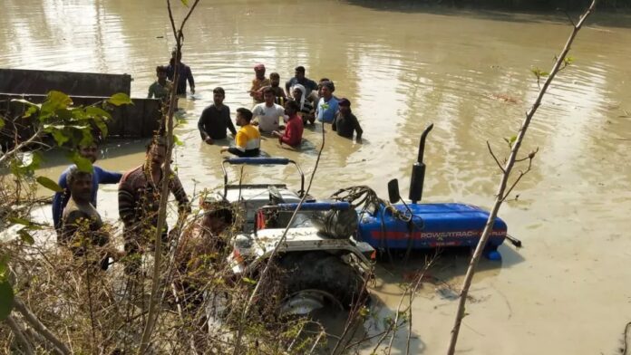 कासगंज में तालाब में  गिरी ट्रैक्टर ट्राली, 20 श्रद्धालुओं की मौत