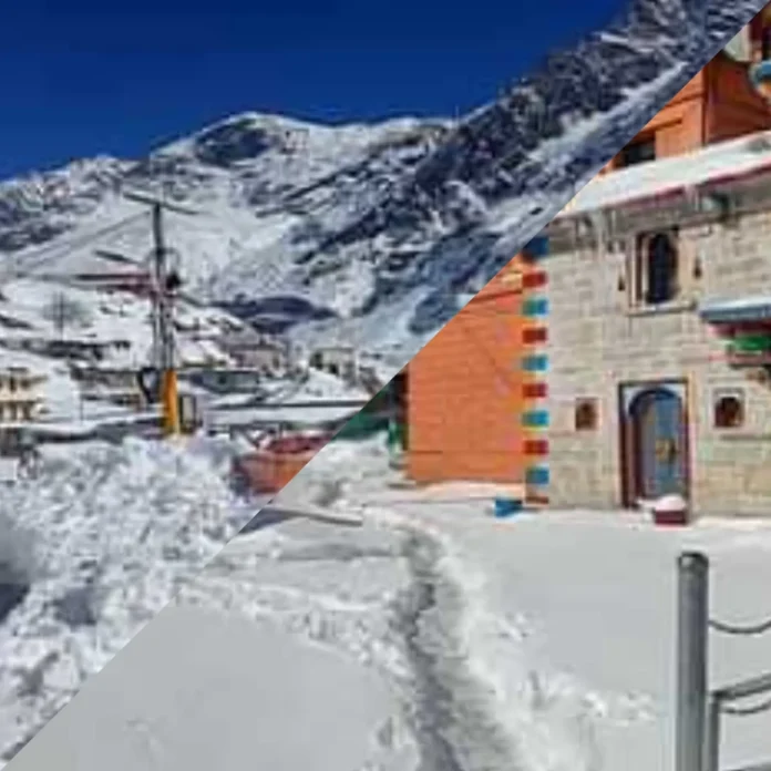 चांदी जैसी बर्फ की सफेद चादर से ढंका बदरीनाथ धाम