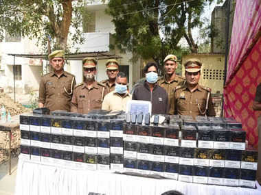 पुलिस ने तस्करों से जब्त किया 50 लाख का गांजा और चीन मेड 990 ई-सिगरेट