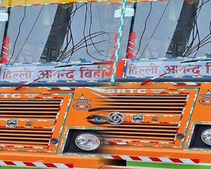 गजरौला में बरेली डिपो की बस में परिचालक की पिटाई, टिकट मशीन भी गिरी