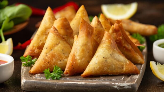 समोसे में निकला कंडोम, मुकदमा दर्ज एक गिरफ्तार