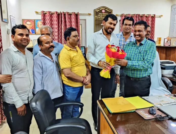 इज्जतनगर मंडल चिकित्सालय के नवागत सीएमएस की एनईआरएमसी नेताओं ने की शानदार अगवानी