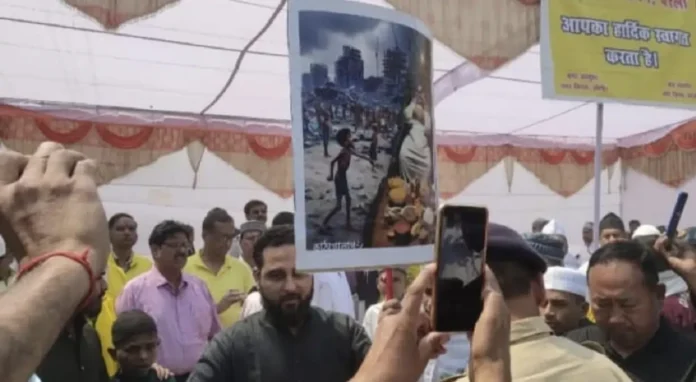 Bareilly: ईद की नमाज के दौरान फिलिस्तीन का पोस्टर लेकर पहुंचा परिवार