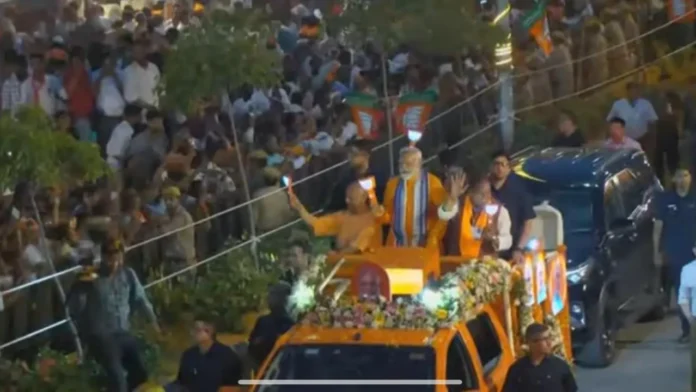 PM Modi In Bareilly: प्रधानमंत्री नरेंद्र मोदी ने किया रोड शो सीएम योगी भी रहे मौजूद