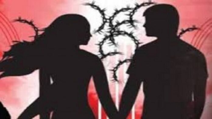 बाहरवाली के चक्कर में फ़ौजी ने पत्नी को पीटा, सिलाई मशीन से सिल दीं अंगुलियां