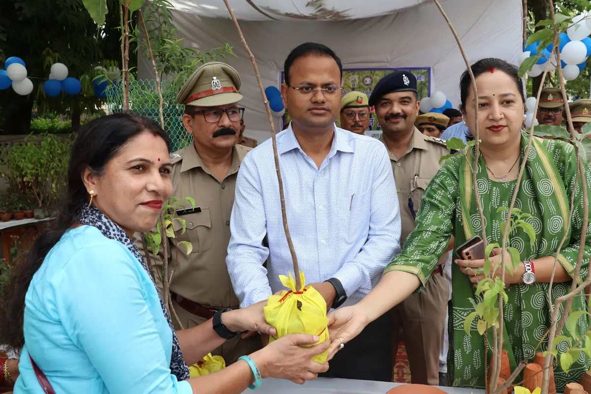 विश्व पर्यावरण दिवस पर जिलाधिकारी ने पर्यावरण बचाओ, जीवन बचाओ का दिया संदेश