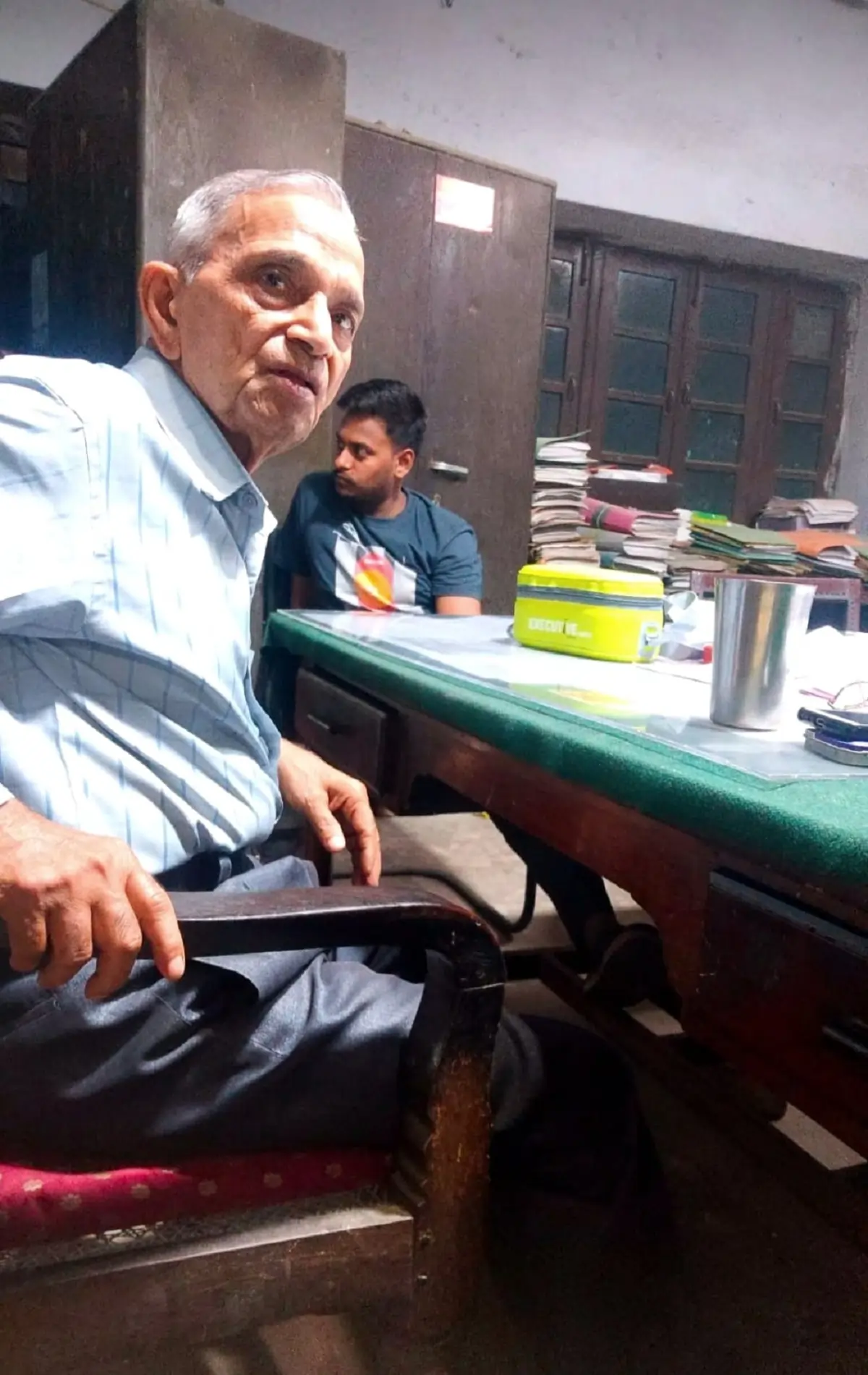 Bareilly: गजब! 72 साल में भी रिटायर नहीं हुआ पावर कॉर्पोरेशन का बाबू