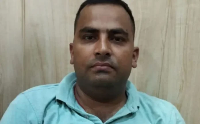 इंस्पेक्टर की भी नहीं सुनता था रिश्वतखोर दरोगा, चौकी में लगता था पंचायत