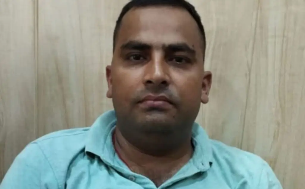 इंस्पेक्टर की भी नहीं सुनता था रिश्वतखोर दरोगा, चौकी में लगता था पंचायत