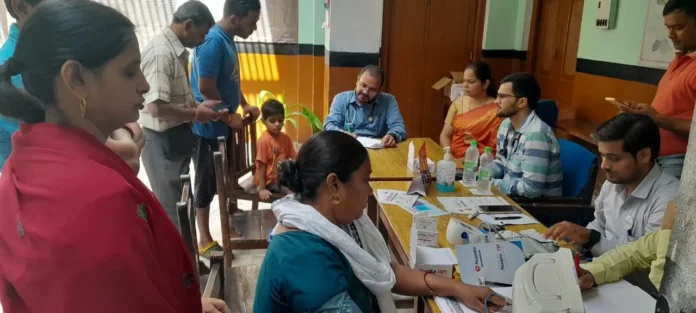 Bareilly: मेडिकल कैंप लगाकर किया मरीजों निःशुल्क स्वास्थ्य परीक्षण