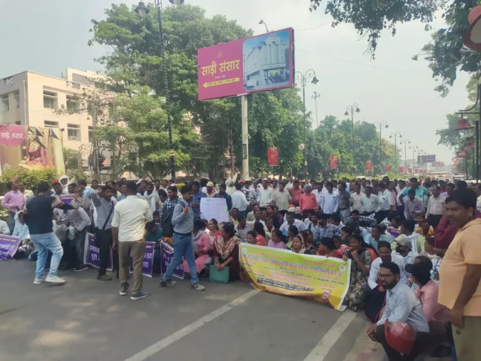 bareilly-employment-servants-took-to-the-streets-demonstrated-and-demanded-the-status-of-state-employee