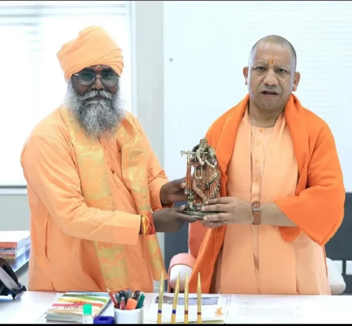Swami Pravaktanand with yogi aditynath