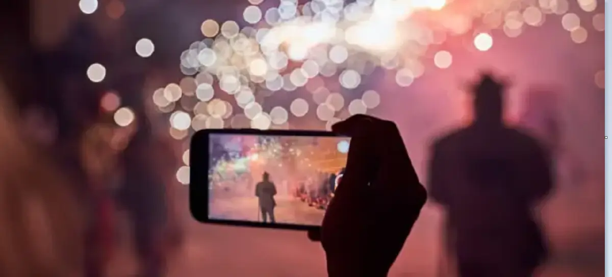 The girl spread cyber net by making video calls at night
