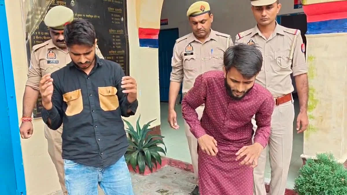 बरेली: छेड़खानी के आरोपी हवालात में रोये गिड़गिड़ाए, बोले– हमें माफ कर दो Video Viral