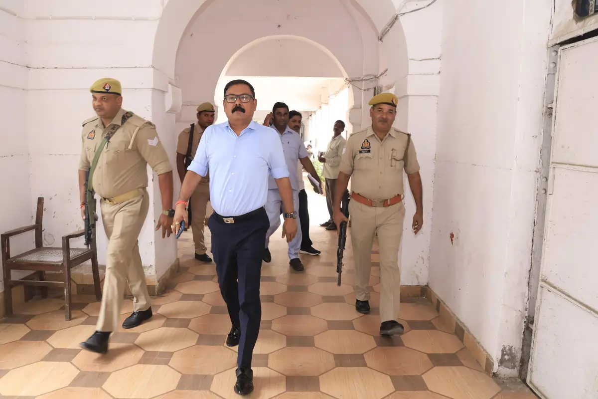 बरेली कलेक्ट्रेट कार्यालय में जिलाधिकारी का औचक निरीक्षण