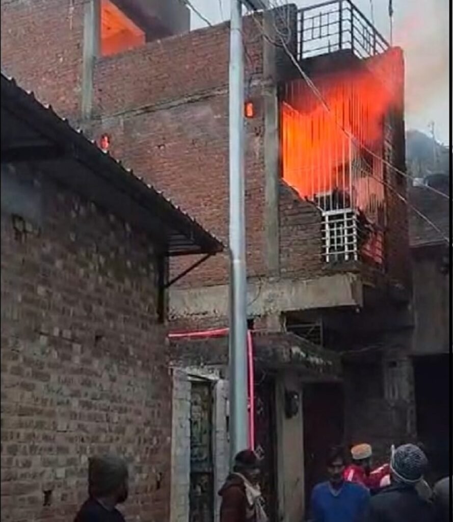 Bareilly Fire News फर्नीचर फैक्ट्री में आग से मचा हड़कंप